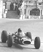 Graham Hill taglia il traguardo vittorioso nell'edizione '66 del GP di Monaco